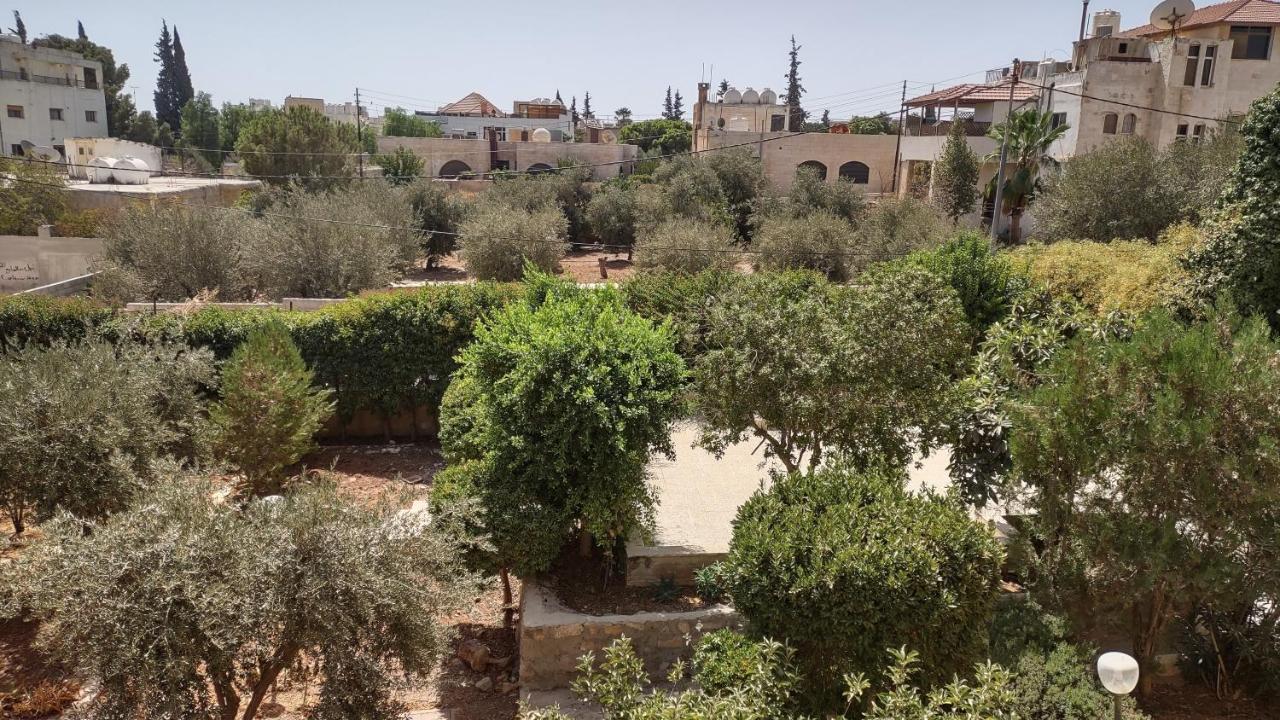 Black Iris Hotel Madaba Exterior photo