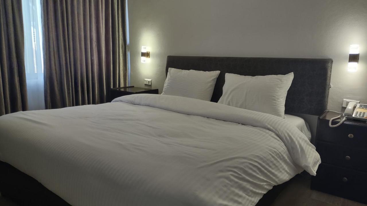 Black Iris Hotel Madaba Exterior photo