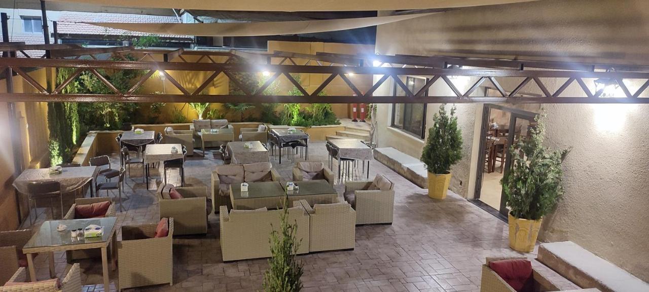 Black Iris Hotel Madaba Exterior photo