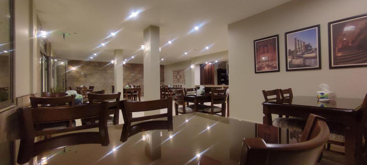 Black Iris Hotel Madaba Exterior photo