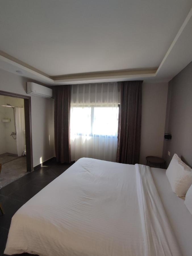 Black Iris Hotel Madaba Exterior photo