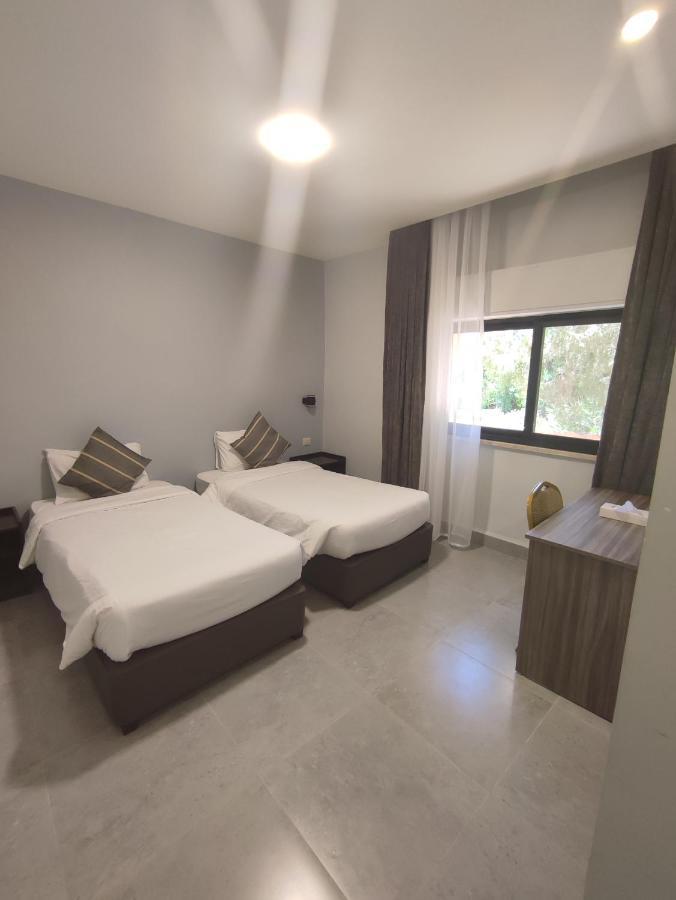 Black Iris Hotel Madaba Exterior photo